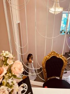 塔古玖COCHET BOUTIQUE的一位新娘在镜子里看着她的反射
