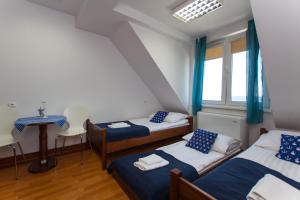 库瑞尼卡慕斯卡DALBA pokoje przy samej plaży的客房设有两张床和窗户。