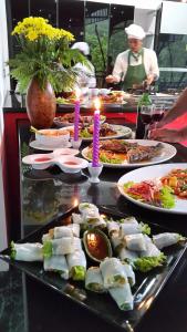 查龙Villa Nap Dau Crown - 8 Br Private Pool Villa - Chalong的自助餐,餐桌上摆满了食物