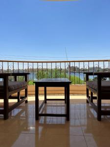 卢克索Luxor Plaza House的观景阳台的桌子和长凳