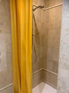 米哈斯Casa Hermosa Mijas的浴室内设有带黄色淋浴帘的淋浴
