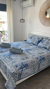 东吉托伊Vila Palace with kitchen的卧室内的一张带枕头的床