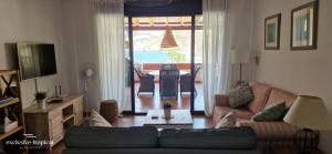 阿尔姆尼卡Los Cipreses - Casa Ola的带沙发的客厅和天井美景