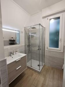 热那亚Elisir Home的带淋浴和盥洗盆的浴室