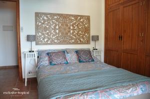 阿尔姆尼卡Los Cipreses - Casa Ola的一间卧室配有床和2个床头柜