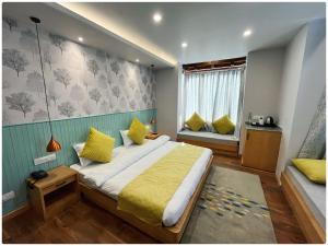 列城Maple house ladakh的一间卧室配有一张带黄色枕头的大床