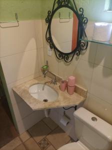 伦索伊斯Pousada Luar do Sertão的一间带水槽、镜子和卫生间的浴室