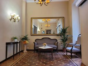 阿里恰Hotel Villa Aricia的带沙发和镜子的客厅