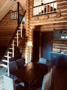 诺亚福克Wood house Halkidiki的一间带桌椅和楼梯的用餐室