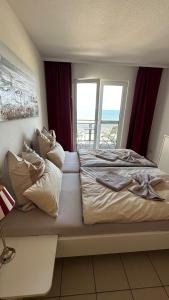 卢布明Apartment "OCEANVIEW"的一间卧室设有一张床,享有海景