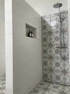OudenboschBed & Breakfast By Genck的一间带淋浴的浴室和瓷砖墙