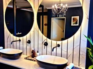 蒙塔古PJURE Wellness Retreat & Spa的一间带两个盥洗盆和大镜子的浴室