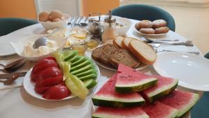 第比利斯Hotel DownTown Avlabari的一张桌子上放着一盘水果和面包