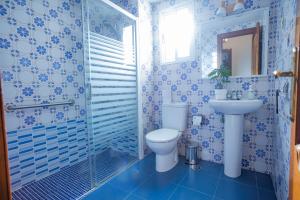 马拉加Apartamento Parque Mediterráneo的蓝色和白色的浴室设有卫生间和水槽