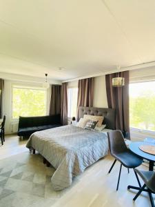 埃斯波BOSSHOMES Apartments Espoo - Close to Helsinki and access to Airport的卧室配有一张床和一张桌子及椅子