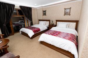 撒马尔罕CRYSTAL GUEST HOUSE的一间酒店客房,房间内设有两张床