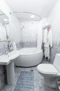 撒马尔罕CRYSTAL GUEST HOUSE的带浴缸、卫生间和盥洗盆的浴室