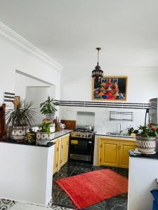 沃利迪耶Chez abdelilah的厨房配有黄色橱柜和炉灶。