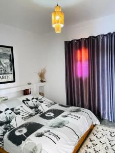 沃利迪耶Chez abdelilah的一间卧室配有一张床和紫色窗帘