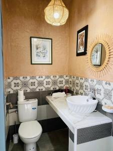 沃利迪耶Chez abdelilah的浴室配有白色卫生间和盥洗盆。