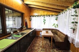 亚布卢尼齐亚Гостинний комплекс "У Валентини"的厨房配有沙发、桌子和水槽