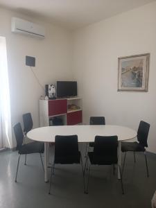 维亚雷焦appartamento vale的一间会议室,配有白色的桌子和椅子