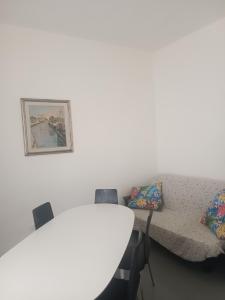 维亚雷焦appartamento vale的客房设有沙发和带枕头的桌子。