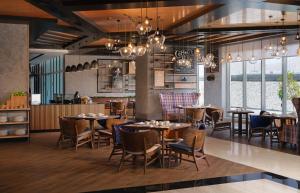 马斯喀特DoubleTree by Hilton Muscat Qurum的一间带桌椅的餐厅和一间厨房