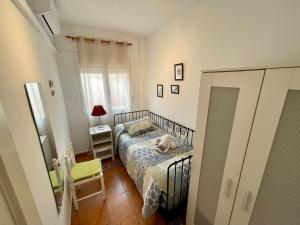 因凡特斯新镇APARTAMENTO TURÍSTICO VILLANUEVA DE LOS INFANTES的一间小卧室,配有床和窗户