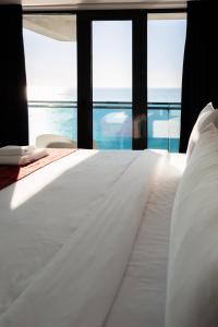 巴统Kartuli Hotel的一张白色的海景床
