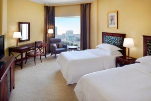 达曼达曼喜来登会议中心酒店的酒店客房配有两张床和一张书桌
