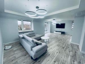 华沙Dream House SmartHome的带沙发和平面电视的客厅