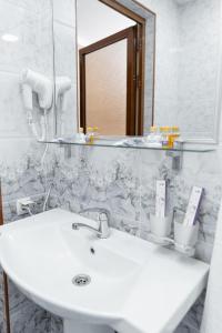 撒马尔罕CRYSTAL GUEST HOUSE的浴室设有白色水槽和镜子