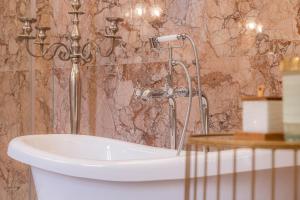 维罗纳Corte Realdi - Palazzo Camozzini的带浴缸和盥洗盆的浴室