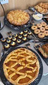 托尔博莱B&B Garda Home的一张桌子上放着馅饼和其他食物