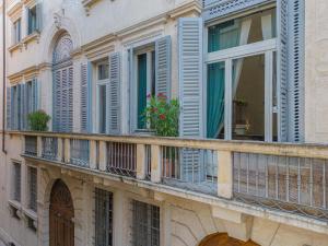 维罗纳Corte Realdi - Palazzo Camozzini的阳台的蓝色百叶窗和鲜花建筑