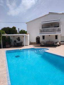 哈维亚VILLA " VISTA JAVEA "- Home away from home的别墅前设有游泳池