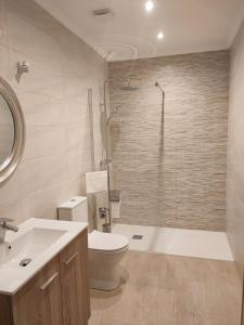 哈维亚VILLA " VISTA JAVEA "- Home away from home的浴室配有卫生间、淋浴和盥洗盆。