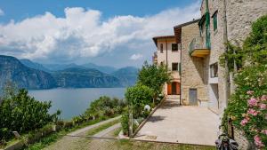 布雷佐内加尔达VIEW Garda Lake的享有湖泊和建筑的景色