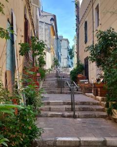 马赛Le cosy的建筑之间的小巷里,有几段楼梯