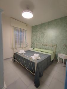 丽都玛里尼La casa di Stefy的一间医院,配有床和灯