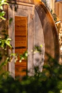 拉罗谢尔Escale Rochelaise, gîte urbain avec SPA bain nordique et sauna tonneau的一个带镜子的木门