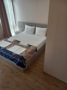 阿纳克利亚Sunrise - Guest House的一间卧室配有带白色床单和枕头的床。