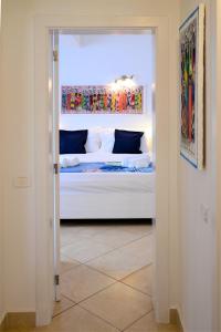 圣玛丽亚Branco Suites - Rooms & Holiday Apartments的卧室设有一张通过门廊的床