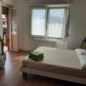 奥梅尼亚Sprio House的一间卧室设有一张大床和两个窗户。