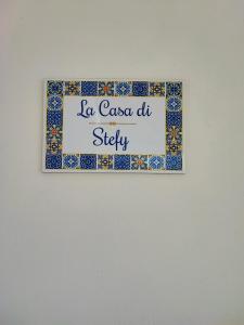 丽都玛里尼La casa di Stefy的墙上的标志,上面写着一个读卡萨的粘贴