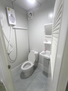 曼谷帕豪斯公寓的一间带卫生间和水槽的小浴室