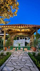 卡拉内拉Anemos Pelion Seaview的花园内带长凳的木制凉亭