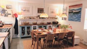 滨海拉特里尼泰Les chambres du Keriolet的厨房配有木桌和椅子