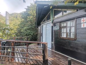圣约翰港Amapondo Backpackers Lodge的木甲板,建筑有门